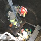  Miembros del Cuerpo de Bomberos realizan el rescate del cuerpo.  