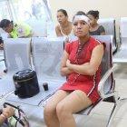  La joven agredida fue a la Fiscalía a denunciar el caso. Una gasa en su frente cubría su herida. 