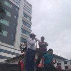  Momento en que los comuneros indígenas de Sarahuasi retienen al comisario Eduardo Zarzosa. 