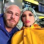  Un fisicoculturista mantiene una particular relación con su muñeca.  