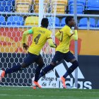  Gonzalo Plata (derecha) celebra la anotación con la que Ecuador venció a México. 