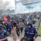  Los detenidos son sospechosos de los delitos de paralización de servicio público, daño a bien ajeno, ataque y resistencia, robo, porte de armas, asociación ilícita y violación a la propiedad privada, entre otros.  