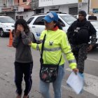  Una de las aprehendidas es llevada hasta el Comando policial. 