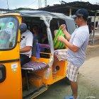  Los usuarios de las tricimotos en el noroeste guayaquileño aumentaron. Se embarcaban en la avenida Casuarina. Les cobraban $0,25 y $0,50 