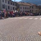  La mayoría esperó desde la mañana en la Vía Tezze. Se entretuvieron con sus bicicletas o cambiando cromos del álbum oficial del Giro. 