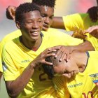   El ecuatoriano Jordan Rezabala (d) celebra con sus compañeros luego de anotar un gol durante un partido del Grupo B del Sudamericano Sub’20 entre Ecuador y Paraguay. 