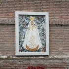  Con el descubrimiento del bello mosaico, obra de la artista Doménica Barahona, la advocación ecuatoriana de la Virgen María quedó entronizada en los jardines vaticanos. 