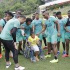  El pequeño Neymar, en su silla de ruedas, se muestra feliz rodeado de sus ídolos. 