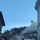  La Virgen del Panecillo estuvo envuelta por una capa de humo. 