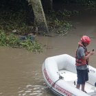  Personal del Cuerpo de Bomberos llegaron al lugar para trasladar el cadáver al Laboratorio de Criminalística. 