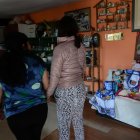  Victoria necesita de los cuidados de su madre a toda hora. Aún necesita terapias físicas y quedan pendientes más operaciones para su recuperación.  