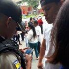  El policía Luis Ronquillo ofrecía de manera gratuita su ayuda a las personas que no sabían dónde debían sufragar. 