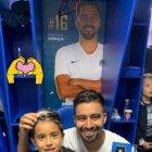  Christian Noboa con el premio del mejor jugador del partido con su hijo Christoper que lo llama de cariño Cheche, que tiene nueve años.   