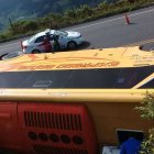  Tras la colisión, el bus quedó tendido sobre la calzada.  
