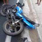  La moto perdió los frenos, provocando que el conductor y pasajera sufran un accidente. 