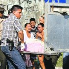  El occiso vivía a varias cuadras del chongo clandestino. En medio del dolor de sus familiares, fue embarcado en el vehículo de Medicina Legal. 