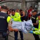  La víctima manipuló una caña que sostenía el tubo metálico de una antena, sin imaginar que haría contacto con los cables de alta tensión y lo electrocutó. 