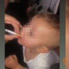  Su madre justifica de la acción asegurando que le puso un cigarro en su boca para que le cogiera asco.  