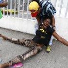  Iludis Vernaza entró en desesperación y estalló en llanto y dolor cuando supo que uno de los cadáveres en la morgue era el de su hijo. 