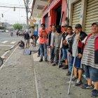  Un grupo de 16 personas montaron guardia durante 16 horas para evitar más robos en los negocios de sus barrios en La Primavera y El Recreo, en Durán. 