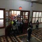  Pese a que las autoridades del plantel autorizaron trabajar con normalidad hasta las 14:00, como establece el horario, las clases no continuaron con normalidad por la masiva presencia de padres de familia. 
