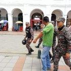  La Policía traslada a uno de los detenidos por andar ‘toqueteando’ a las chicas. 