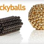  Este es un juguete de bolas magnéticas que permite formas varias figuras según se desee.  