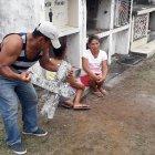  Un familiar explica cómo usaron una cruz que robaron de otra tumba para romper la bóveda que fue profanada. 