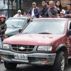  Varias personas se movilizaron en camionetas para trasladarse en el sur de Quito. 
