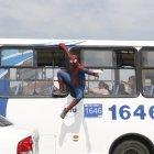  El Spider-Man de Guayaquil —como lo han bautizado en la web— es de nacionalidad peruana. Contó a EXTRA que desde los 3 años es fanático de las acrobacias y también seguidor de los personajes de la saga Avengers. 