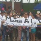  Decenas de mujeres se concentraron en las afueras del recinto penitenciario para realizar su protesta. 