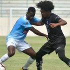  Josué Mauricio Quiñónez (der.), jugador de Independiente Jr., disputa el balón en un partido. Foto: API 