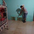  La familia Sornoza Alvarado es una de las más afectadas por la filtración de agua pestilente. Deben recoger a cada rato el líquido que se filtra en uno de sus cuartos. 