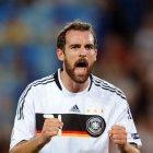  Los policías incautaron al menos una computadora y un teléfono de la casa del otrora jugador del Real Madrid. 