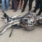  Así quedó la moto en la que se transportaba el policía gravemente herido. 