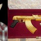  Están una metralleta de oro y otra de poderoso alcance. 