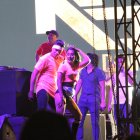  Los fanáticos causaron desmanes porque el festival terminó abruptamente.  