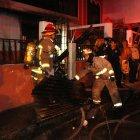  Los bomberos retiran las hojas de zinc calcinadas. 