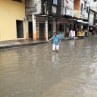  Ángel Pita, comerciante del sector La Bocana, ayudó a otros trabajadores de la zona a sacar el agua de locales comerciales. 