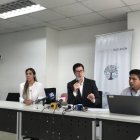  Andrés Pazmiño (centro) estuvo acompañado de la Subsecretaria de Educación, Erika Laínez. 