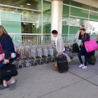  En total, 250 personas salieron en tres vuelos distintos. 