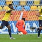  Ecuador celebra su victoria, mientras, atrás, el arquero ‘gringo’ luce derrotado. 