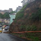  Uno de estos fue la acumulación de agua que se dio en la avenida Mariscal Sucre y Loja, en el Centro Histórico. Fue en el carril por donde circulan los autos desde el norte hacia el sur de la ciudad. 