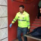  El cadáver de la anciana fue retirado y llevado al centro forense, donde se determinarán las causas de su muerte. 