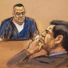  Reproducción fotográfica de un dibujo realizado por la artista Jane Rosenberg donde aparece Isaías Valdez Ríos (i) durante su testimonio frente al narcotraficante Joaquín “El Chapo” Guzmán. 