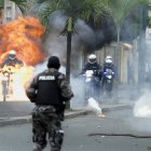  Instante en que la motocicleta y policía Édgar Ponce Loor se incendian. Tenía 22 años. 