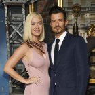  Katy Perry y Orlando Bloom durante un evento en el que se ve a la artista con un bulto en su abdomen. 