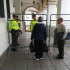  Exigen el pago de sus pensiones en efectivo. 