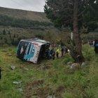  El bus quedó de lado, fuera de la carretera. 