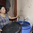  Los habitantes del norte de Guayaquil deben abastecerse con reservas de agua ante el anunciado corte. 